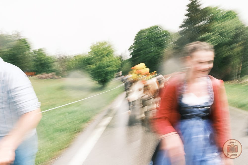Flou artistique d'une agricultrice devant des vaches en Suisse
